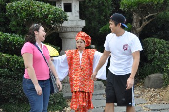 A Disney performer tells a Japanese story with the help of some spectators