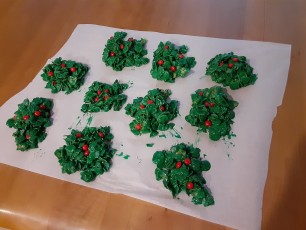 Candied holly wreaths Christmas snack
